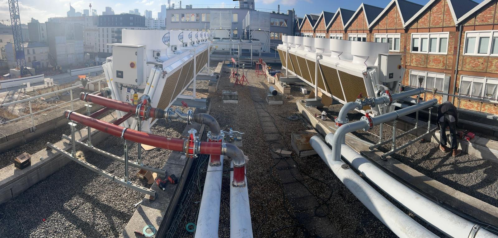 Réseau de tuyauterie en cours d'installation