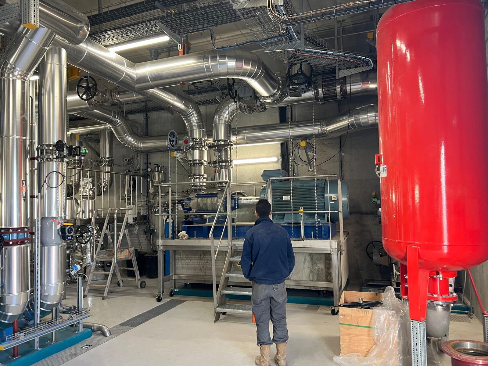 Chaufferie industrielle : pompes de circulation, ballon et calorifugeage