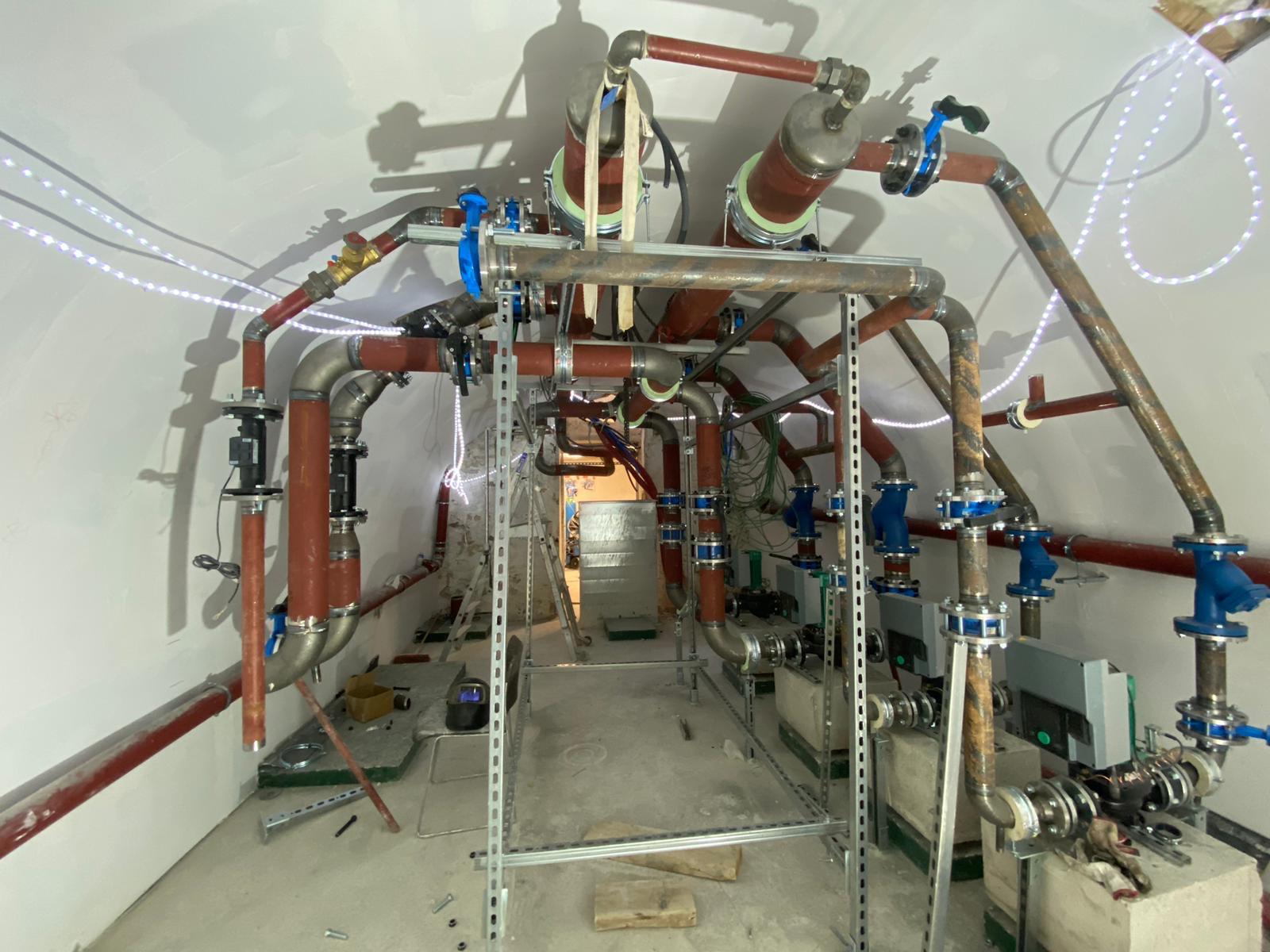 Galerie technique hydraulique avec circulateurs et vannes d'isolement
